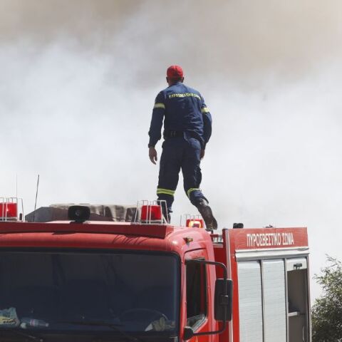 Φωτιά σε εξέλιξη στη Σαλαμίνα - Μήνυμα του 112 στους κατοίκους να είναι σε ετοιμότητα - Δυνάμεις της Πυροσβεστικής επιχειρούν στο σημείο. 
