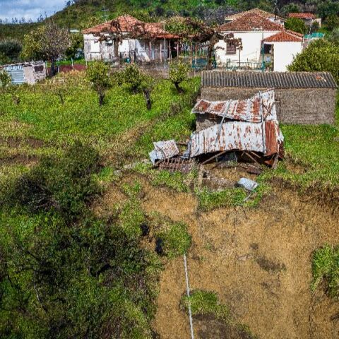 Ηλεία: Αποκλεισμένο το Μαζαράκι λόγω κατολίσθησης  - Γονείς μεταφέρουν παιδιά στις πλάτες τους 