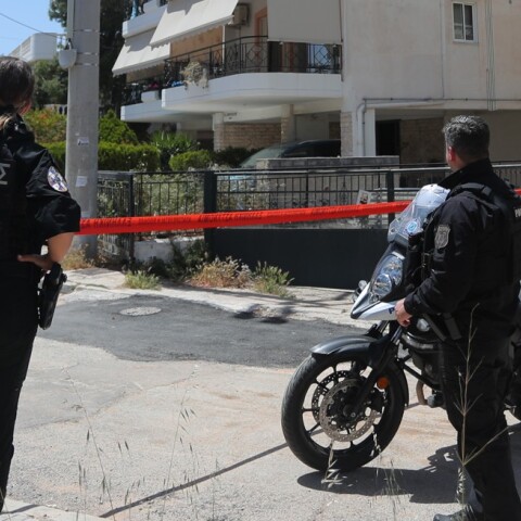 Ηλιούπολη: Κρατούσα το χέρι στην κοπέλα που ανέπνεε και της μιλούσα, λέει ο άνδρας που βρήκε τις 17χρονες