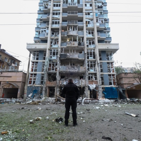 Καταστροφές από επιθέσεις ρωσικών drone σε κτίριο στην Ουκρανία 