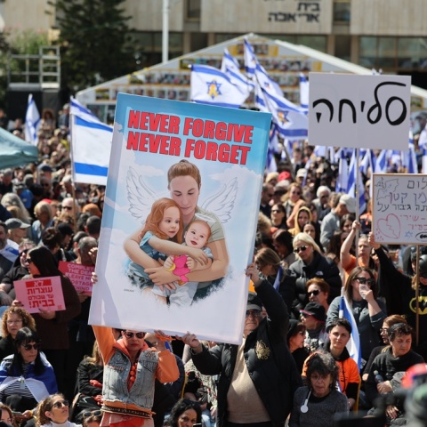 Χιλιάδες πολίτες στους δρόμους από όπου πέρασε η πομπή 