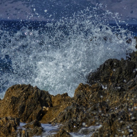 Κύμα σκάει στον βράχο