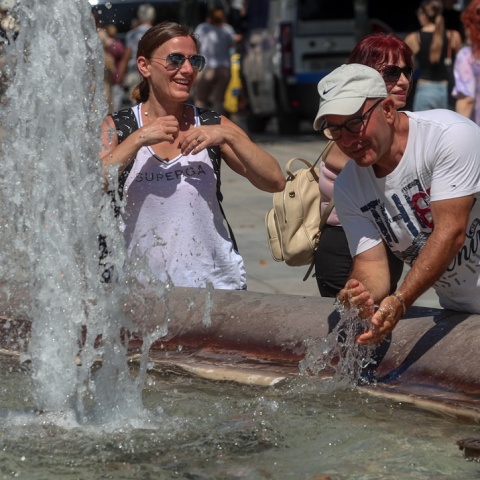 Πολίτες δροσίζονται σε σιντριβάνι