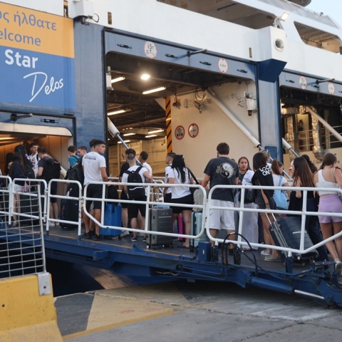 Πολίτες ετοιμάζονται για την επιβίβαση τους σε πλοίο