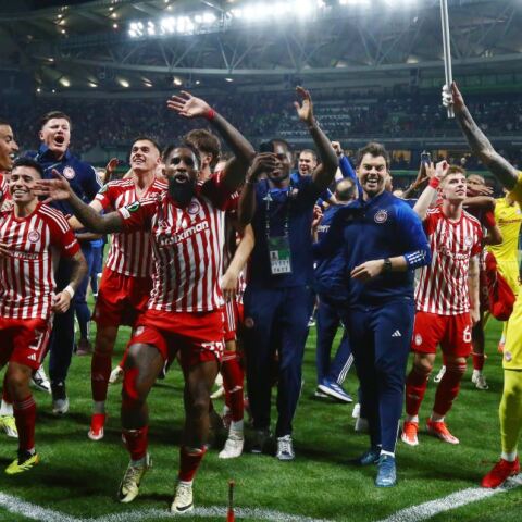 Ολυμπιακός: Οι ξέφρενοι πανηγυρισμοί στα αποδυτήρια της OPAP Arena - Οι παίκτες των Πειραιωτών πανηγύρισαν με την ψυχή τους την κατάκτηση του Conference League