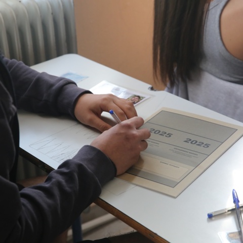 Μαθητές με το τεετράδιο των απαντήσεων στις Πανελλήνιες 2025