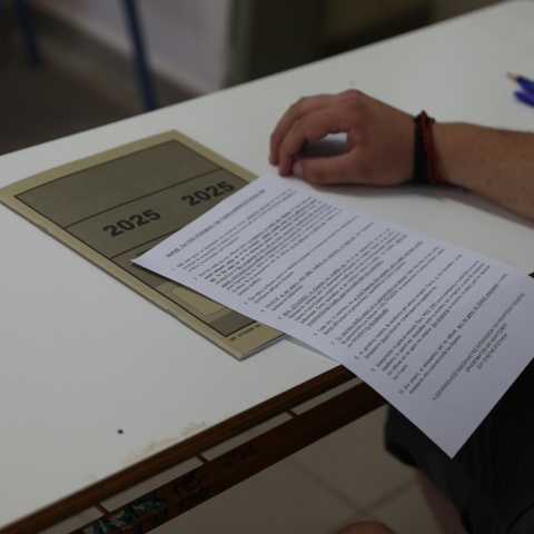 Υποψήφιος κρατά τα θέματα των Πανελληνίων 2025