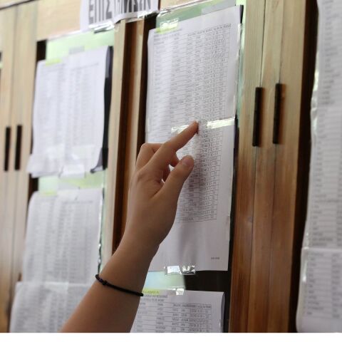 Χέρια στις κόλλες όπου ανακοινώθηκαν τα αποτελέσματα των Πανελληνίων - Σε λίγες ημέρες η υποβολή μηχανογραφικών