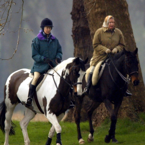 Η βασίλισσα Ελισάβετ έκανε ιππασία μαζί με την κόρη της, πριγκίπισσα Άννα