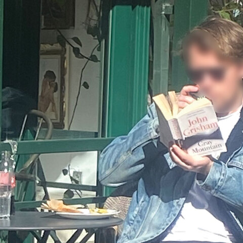 Σε βλέπω να διαβάζεις στον ήλιο