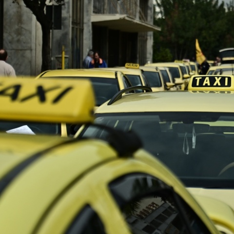 Ταξί σε σειρά σε δρόμο της Αθήνας