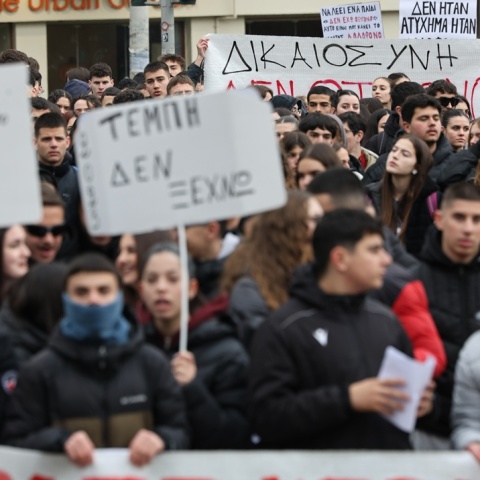 Εικόνα από συγκέντρωση στο κέντρο της Αθήνας για το πολύνεκρο σιδηροδρομικό δυστύχημα στα Τέμπη