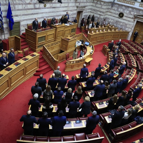 Τέμπη: Ενός λεπτού σιγή στη Βουλή στη μνήμη των 57 θυμάτων