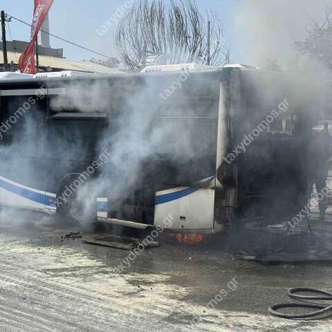 Φωτιά σε εν κινήσει αστικό λεωφορείο στον Βόλο 
