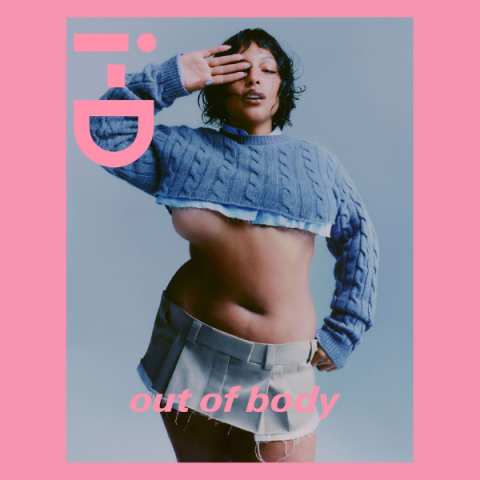 To supermodel Paloma Elsesser ποζάρει με τη μίνι φούστα της Miu Miu 