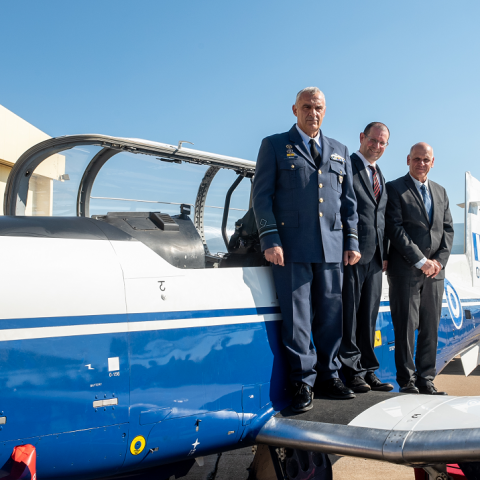 Από αριστερά προς δεξιά: o Υποπτέραρχος (Ι) Γεώργιος Βαγενάς, Διοικητής της Διοίκησης Αεροπορικής Εκπαίδευσης (ΔΑΕ) της Ελληνικής Πολεμικής Αεροπορίας, o Ταξίαρχος ε.α. Γιαΐρ Κουλάς, Eπικεφαλής της Διεύθυνσης Διεθνούς Αμυντικής Συνεργασίας (SIBAT), Μπεζχαλέλ Μάχλις, Πρόεδρος και Διευθύνων Σύμβουλος, Elbit Systems