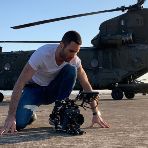 άνδρας και ελικόπτερο