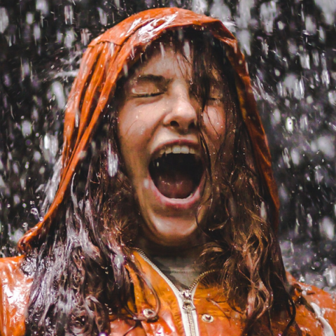 5 τρόποι να τονώσετε τη διάθεσή σας μια βροχερή μέρα