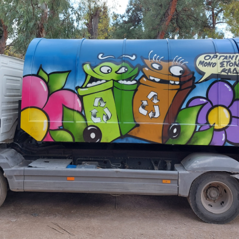 Εντυπωσιακά graffiti στα απορριμματοφόρα του Βύρωνα