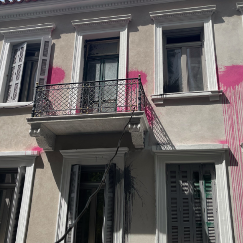 Εξάρχεια: Δεύτερη επίθεση με μπογιές στο νεοκλασικό της οδού Μπενάκη 98