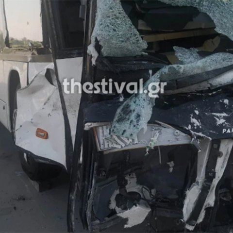 Τροχαίο δυστύχημα στον Πλαταμώνα - Κατεστραμμένο λεωφορείο