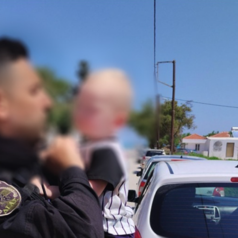 Στην αγκαλιά αστυνομικού το αγοράκι που απεγκλωβίστηκε από το κλειδωμένο αυτοκίνητο στη Ζάκυνθο