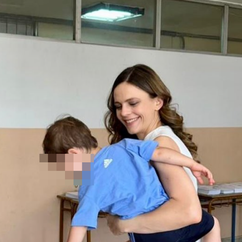 Η Έφη Αχτσιόγλου ψήφισε μαζί με τον γιο της