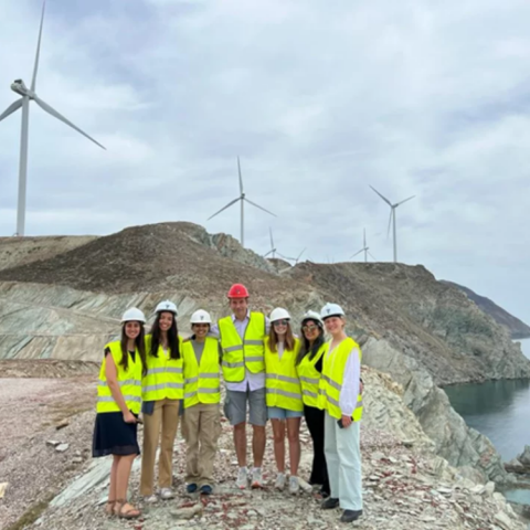 Επίσκεψη στο Αιολικό Πάρκο Άγιος Γεώργιος της ΤΕΡΝΑ στις 15 Μαΐου 2023. Από αριστερά προς τα δεξιά: Assia Achhibat, Valeria Santos Cilento, Prajakta Ranade, Γεώργιος Κάραλης, Emily Murray, Azadeh Momenifar, και Hanne Macken.