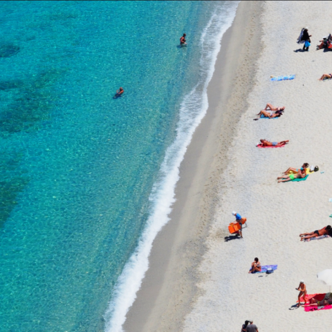 Λουόμενοι στην παραλία