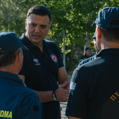 Ο Βασίλης Κικίλιας με τους πυροσβέστες