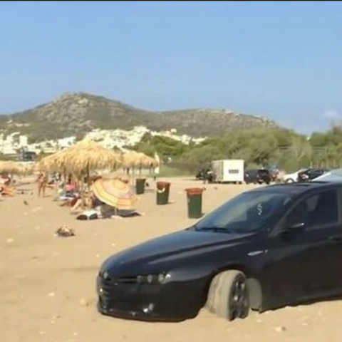 Οδηγός πάρκαρε το αυτοκίνητό του δίπλα στις ομπρέλες και τους λουόμενους