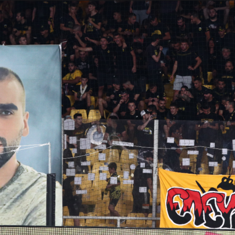 Η αφίσα του Μιχάλη Κατσουρή ανηρτημένη στο γήπεδο 