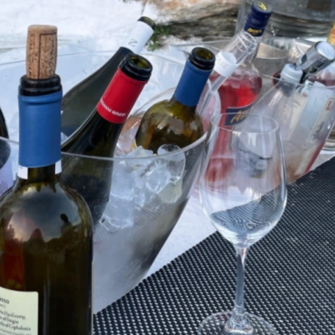 Η Loggia στο Κάστρο της Σίφνου σε περιμένει με υπέροχο σκηνικό και τέλεια κρασιά