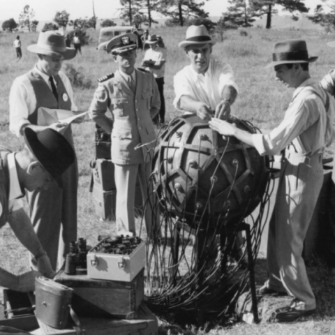 Συνομωσία της σκιάς: Η ταινία που σκηνοθέτησε ο Ρόλαντ Τζόφε το 1989 για τον Ρόμπερτ Οπενχάιμερ και την κατασκευή της ατομικής βόμβας
