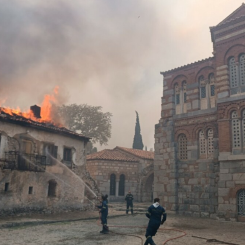 Καίγεται η ιστορική μονή του Οσίου Λουκά