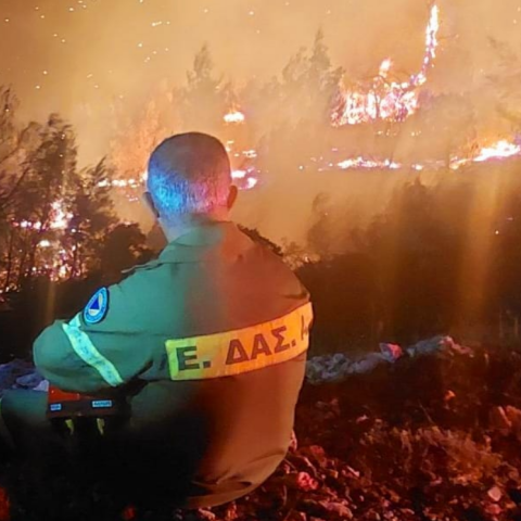 Ο εθελοντής πυροσβέστης κοιτάζει αποκαρδιωμένος τη φωτιά