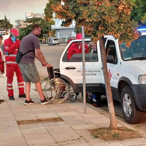 Οι εθελοντές του Ελληνικού Ερυθρού Σταυρού στις πυρόπληκτες περιοχές