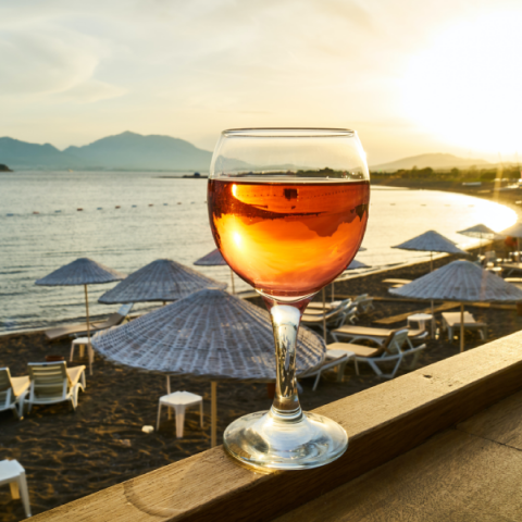 6 κρασιά και αποστάγματα με τη γεύση του Αιγαίου