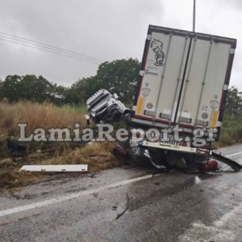 Νταλίκα «διέλυσε» δύο αυτοκίνητα στην Εθνική Οδό Λαμίας - Δομοκού, νεκρή η μια οδηγός