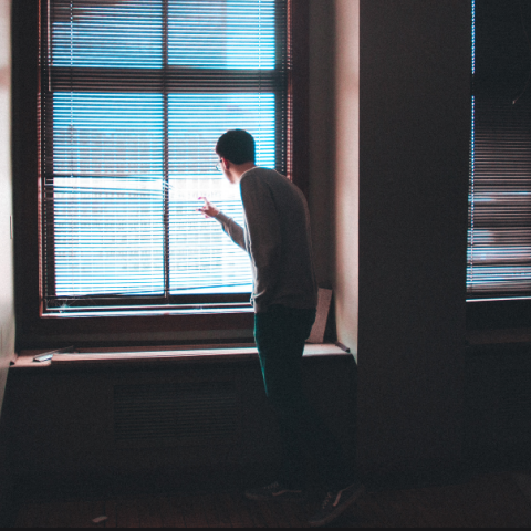 Σε ηλικία 30,7 ετών κατά μέσο όρο οι νέοι στην Ελλάδα εγκαταλείπουν το σπίτι των γονιών τους 