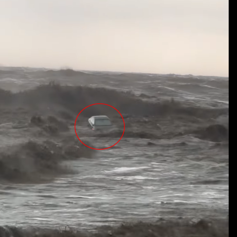 Κακοκαιρία Daniel στον Βόλο: Αυτοκίνητα παρασύρονται από τα ορμητικά νερά και καταλήγουν στον Βόλο