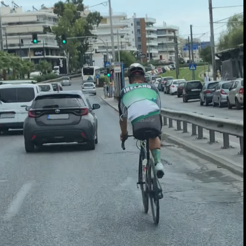 Ποδηλάτης με ένα πόδι οδηγεί στην Παραλιακή