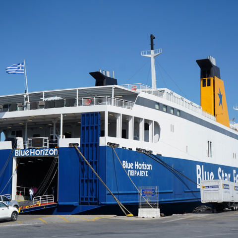 Το πλοίο Blue Horizon σε λιμάνι