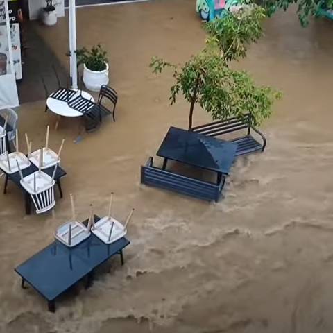 Πλημμυρισμένοι δρόμοι στη Σκιάθο και ορμητικά νερά που τρέχουν στους δρόμους