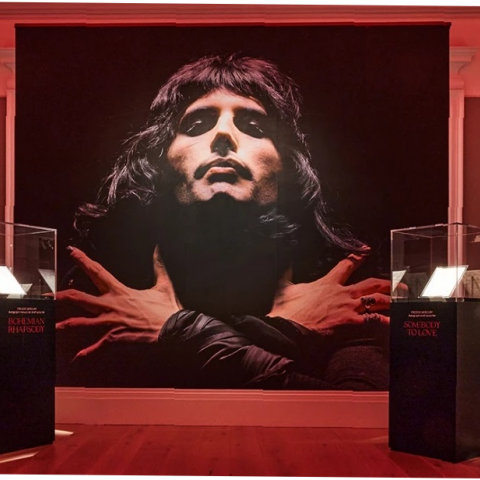 Φρέντι Μέρκιουρι: Αντιδράσεις για δημοπρασία αντικειμένων του τραγουδιστή των Queen από τον οίκο Sotheby’s - Χιλιάδες παρακολούθησαν την πώληση στο διαδίκτυο.