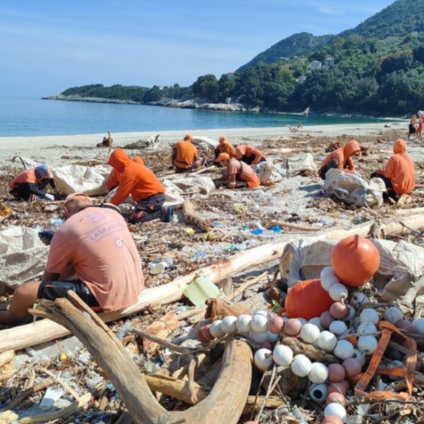 O «Τυφώνας» που καθάρισε τις ακτές του Πηλίου