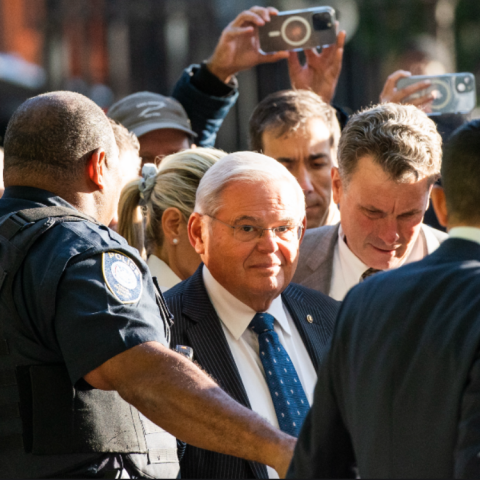 Ελεύθερος με εγγύηση ο Ρόμπερτ Μενέντεζ, που δήλωσε αθώος