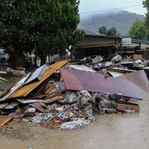 Δοκιμάζεται από την κακοκαιρία η Εύβοια - Κομμένοι δρόμοι και φουσκωμένοι χείμαρροι 