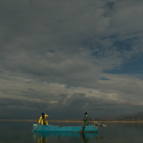 «Πίσω από τις θημωνιές»