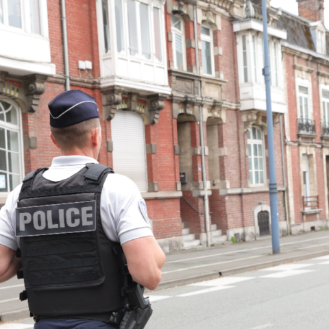 Γαλλία: Λήξη συναγερμού μετά την απειλή για βόμβα σε σχολείο - Είχε εκκενωθεί -  Καθηγητές και μαθητές άφηναν λουλούδια για τον νεκρό εκπαιδευτικό